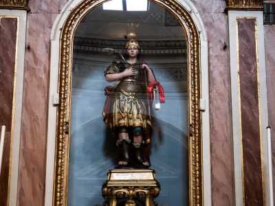 Nella cappella a destra, quella pi� vicina all'altare, balza all'occhio la statua dell'amatissimo San Trifone